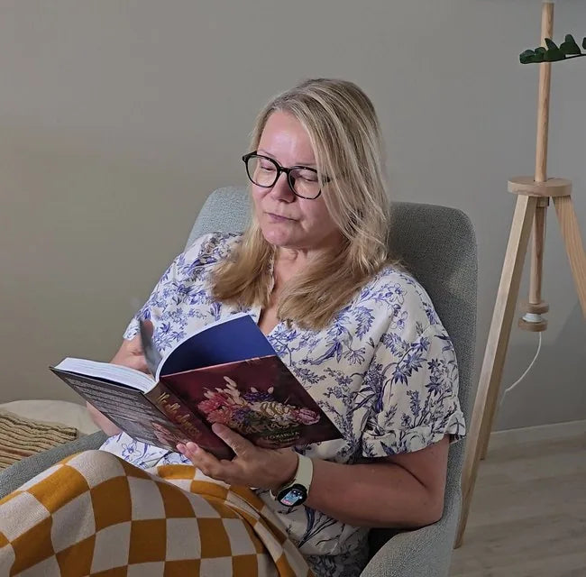 Kuvituskuva: Banaanin asiakas lukee silmälasit päässä